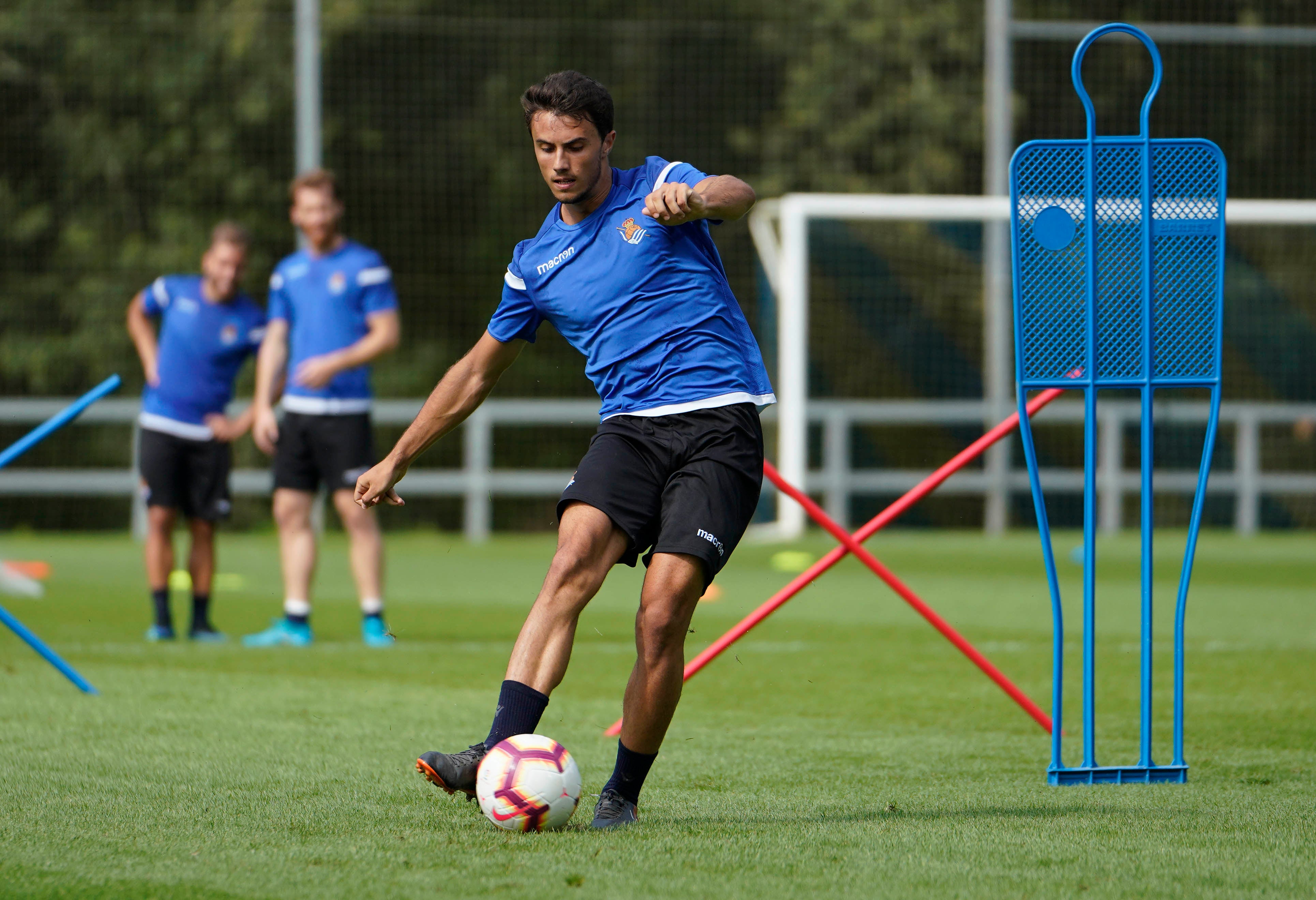 El nuevo fichaje de la Real Sociedad ha abandonado el campo molesto del hombro derecho 