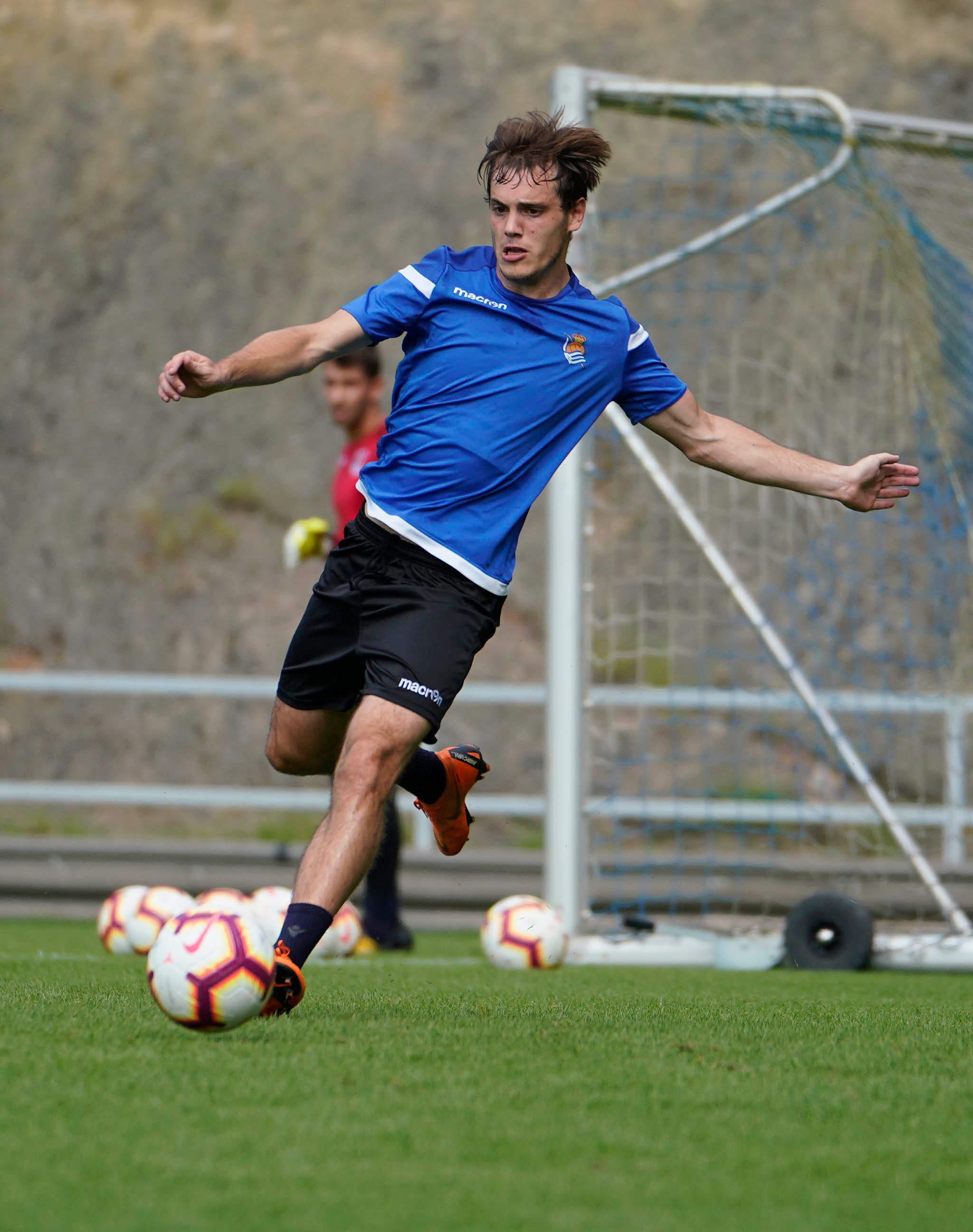 El nuevo fichaje de la Real Sociedad ha abandonado el campo molesto del hombro derecho 