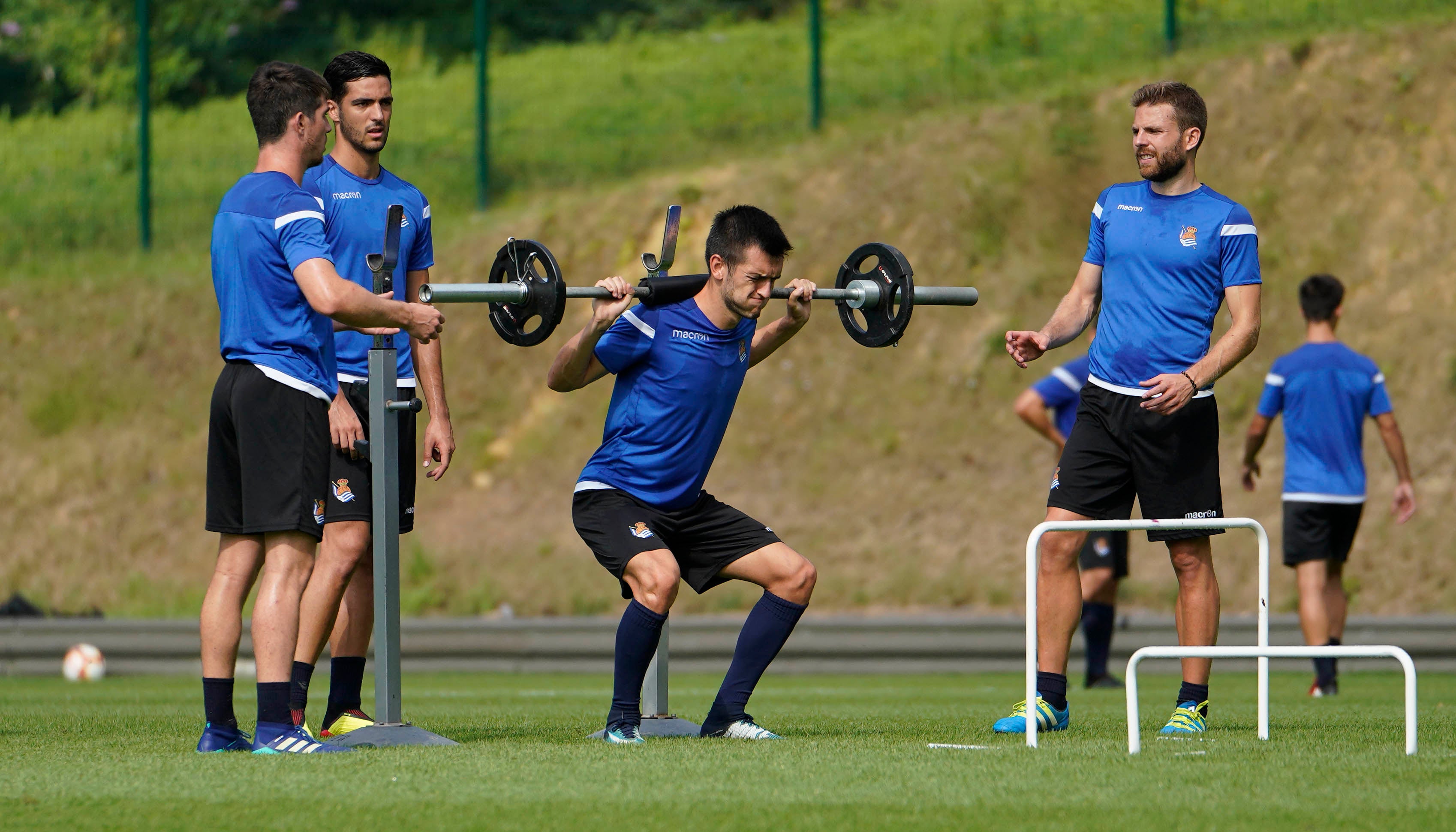 El nuevo fichaje de la Real Sociedad ha abandonado el campo molesto del hombro derecho 
