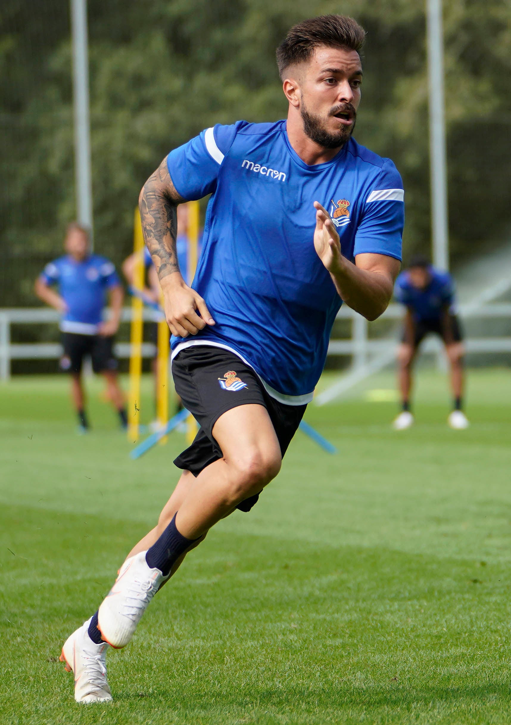 El nuevo fichaje de la Real Sociedad ha abandonado el campo molesto del hombro derecho 