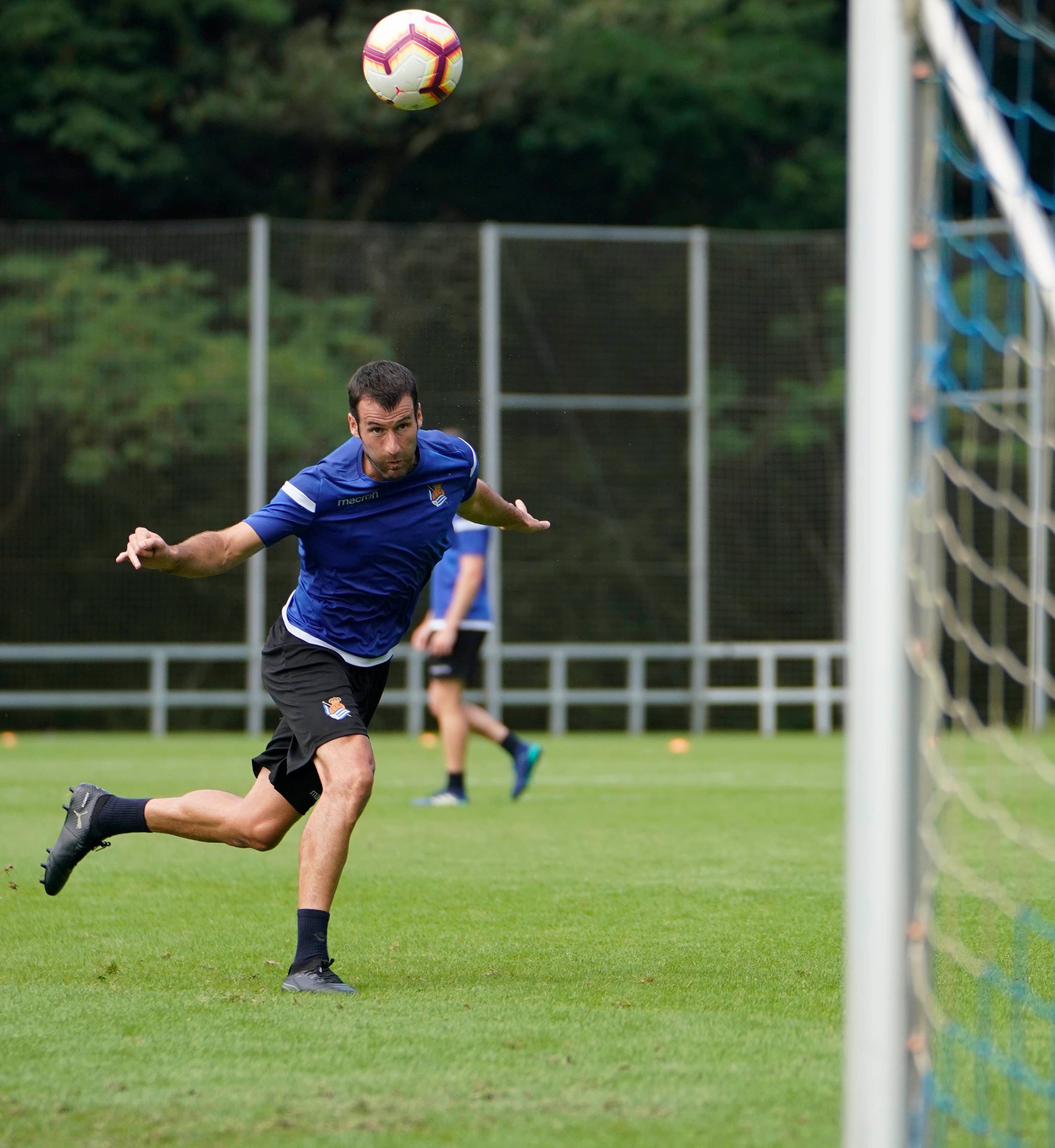 El nuevo fichaje de la Real Sociedad ha abandonado el campo molesto del hombro derecho 