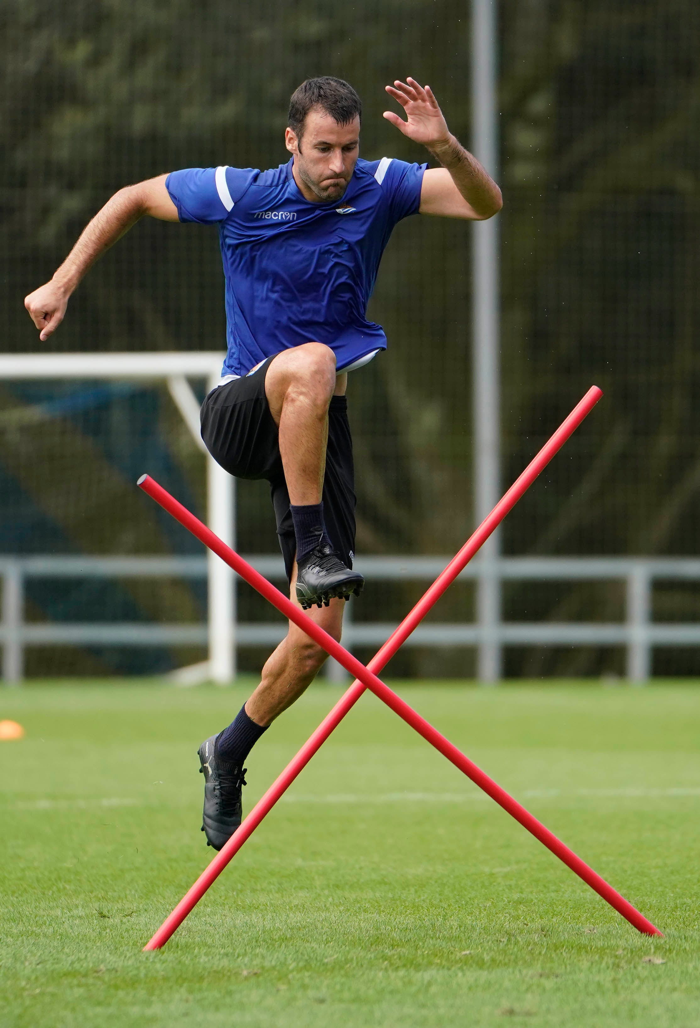 El nuevo fichaje de la Real Sociedad ha abandonado el campo molesto del hombro derecho 