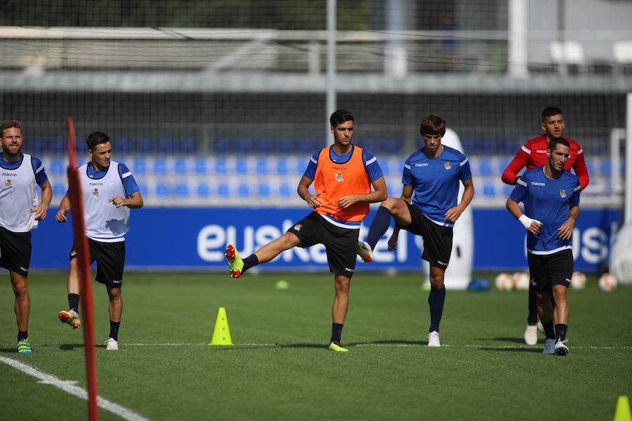 El nuevo fichaje de la Real Sociedad ha abandonado el campo molesto del hombro derecho 