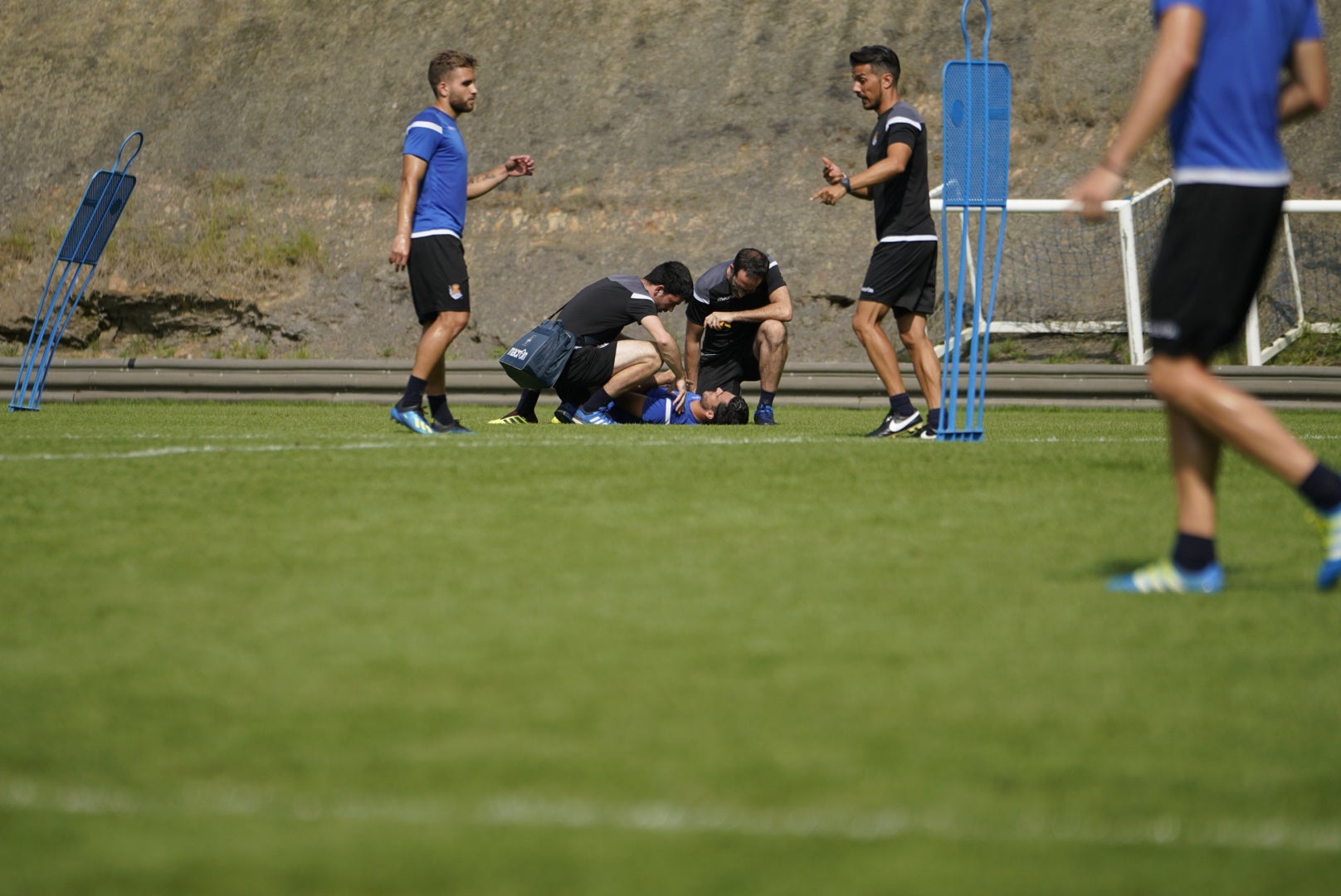 El nuevo fichaje de la Real Sociedad ha abandonado el campo molesto del hombro derecho 