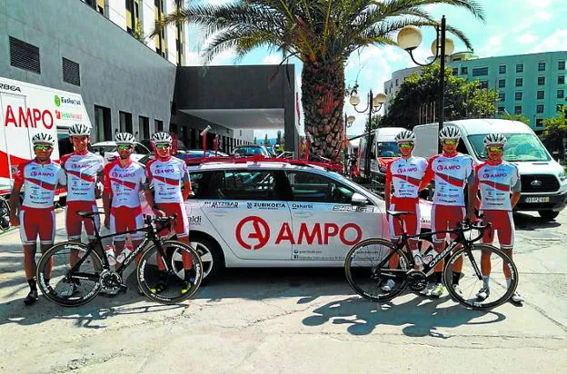 Los siete ciclistas del Ampo, ayer junto a su hotel en Portugal. 