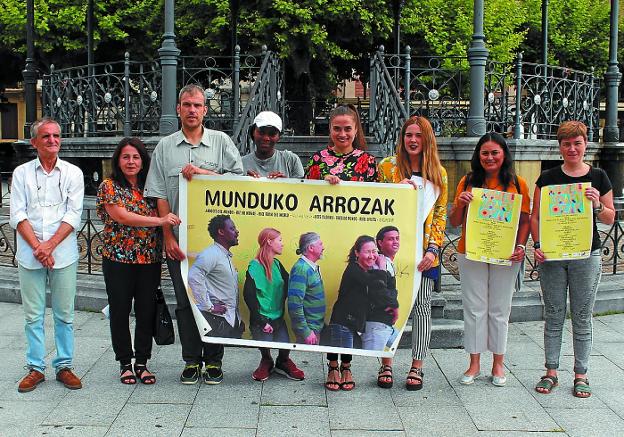 Representantes de SOS Racismo, otras asociaciones y el delegado, en la presentación del acto. 