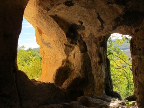 Las cuevas artificiales que los visigodos abrieron en Araba se convirtieron en necrópolis medievales con tumbas antropomorphas