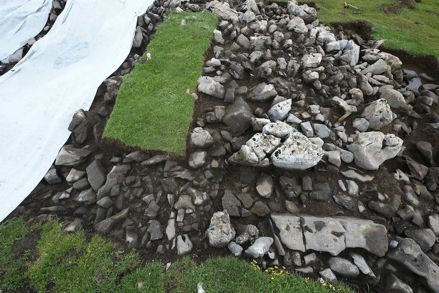 Lo que estaba catalogado como «túmulo» ha resultado ser una edificación -de planta aparentemente octogonal- que data de la época de los romanos. Concretamente, de entre los siglos I y III de nuestra era.