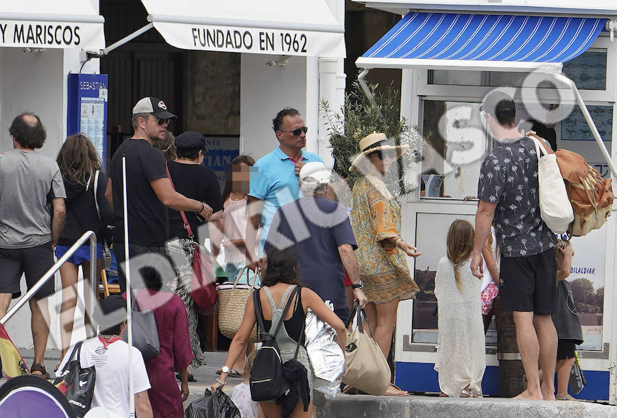 Las familias Hemsworth-Pataky y Damon-Barroso que se encuentran en la costa guipuzcoana disfrutaron de unos días de vacaciones aprovecharon para salir a dar una vuelta en el Catamarán Ciudad San Sebastián 