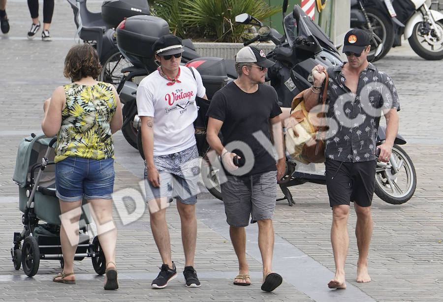 Las familias Hemsworth-Pataky y Damon-Barroso que se encuentran en la costa guipuzcoana disfrutaron de unos días de vacaciones aprovecharon para salir a dar una vuelta en el Catamarán Ciudad San Sebastián 