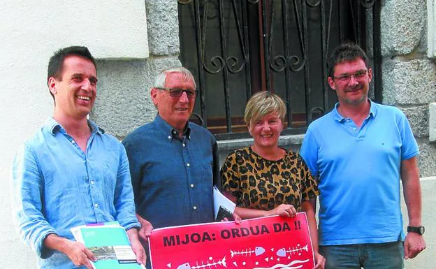 Foto típica de Mijoa y debajo el juntero, concejala y exalcaldes durante la rueda de prensa. 