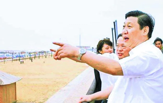 El presidente Xi Jinping visita una playa china. Arriba, vista panorámica de la ciudad balneario de Beidaihe. 