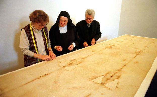 Expertos examinan la sábana santa de Turín ante de su exhibición al público. 