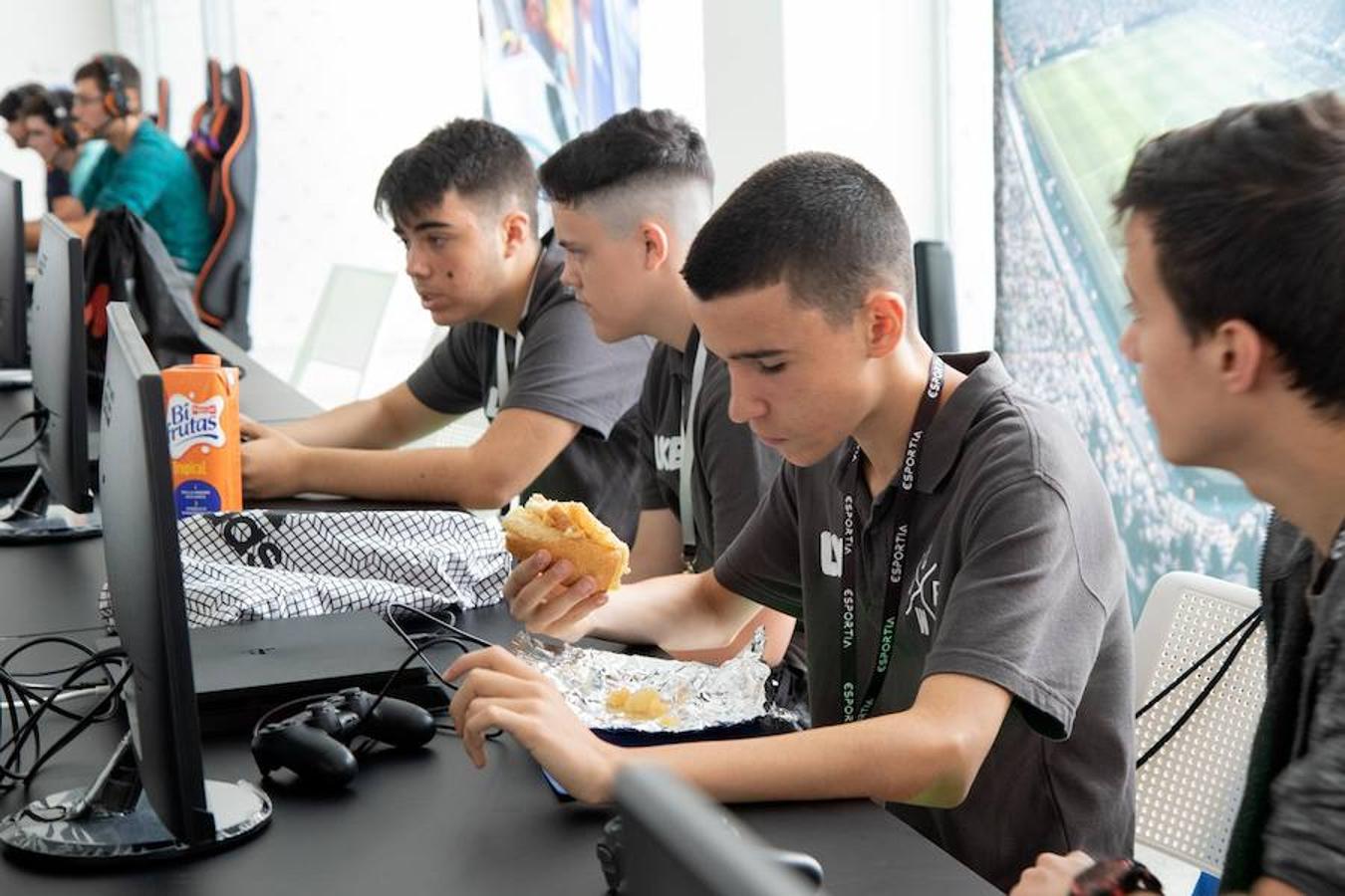 Los 'gamers' se han citado este viernes en Eibar para demostrar sus habilidades a los ojeadores del SD Eibar eSport. El club, que ya contaba con un equipo de eSport, ha decidido dar un salto de gigante y sumarse al panorama internacional de los videojuegos profesionales. Ahora necesitan completar su equipo con los mejores 'gamers' de la zona, motivo por el cual han organizado este 'Draft' en Ipurua.