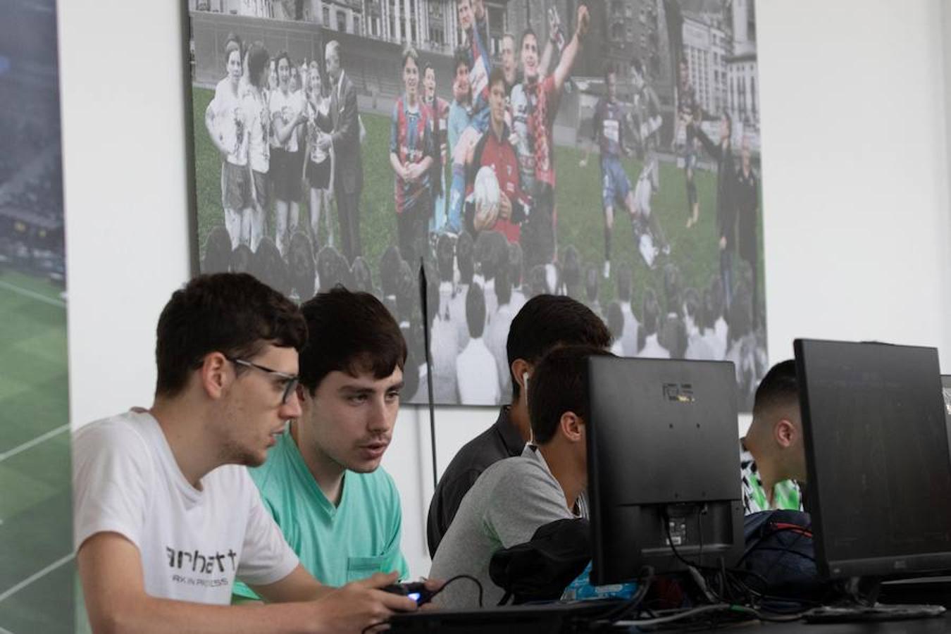 Los 'gamers' se han citado este viernes en Eibar para demostrar sus habilidades a los ojeadores del SD Eibar eSport. El club, que ya contaba con un equipo de eSport, ha decidido dar un salto de gigante y sumarse al panorama internacional de los videojuegos profesionales. Ahora necesitan completar su equipo con los mejores 'gamers' de la zona, motivo por el cual han organizado este 'Draft' en Ipurua.