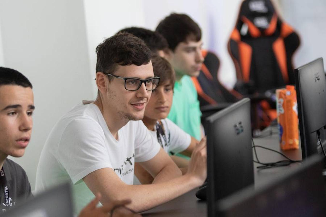 Los 'gamers' se han citado este viernes en Eibar para demostrar sus habilidades a los ojeadores del SD Eibar eSport. El club, que ya contaba con un equipo de eSport, ha decidido dar un salto de gigante y sumarse al panorama internacional de los videojuegos profesionales. Ahora necesitan completar su equipo con los mejores 'gamers' de la zona, motivo por el cual han organizado este 'Draft' en Ipurua.
