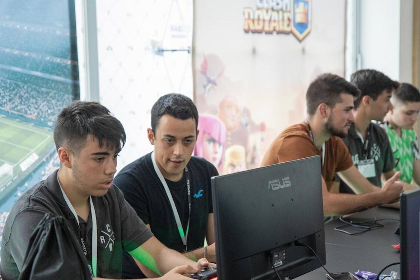 Los 'gamers' se han citado este viernes en Eibar para demostrar sus habilidades a los ojeadores del SD Eibar eSport. El club, que ya contaba con un equipo de eSport, ha decidido dar un salto de gigante y sumarse al panorama internacional de los videojuegos profesionales. Ahora necesitan completar su equipo con los mejores 'gamers' de la zona, motivo por el cual han organizado este 'Draft' en Ipurua.