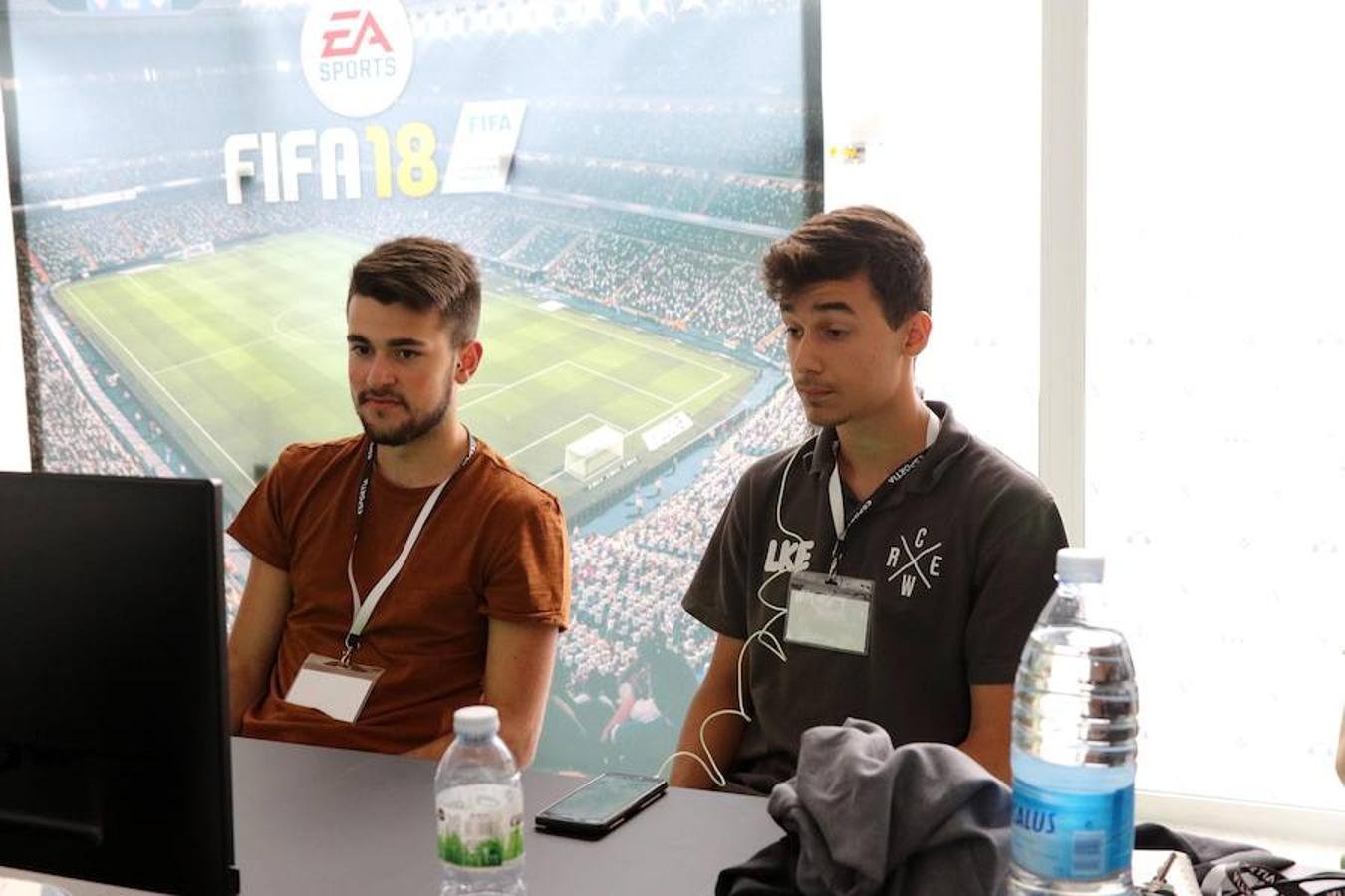 Los 'gamers' se han citado este viernes en Eibar para demostrar sus habilidades a los ojeadores del SD Eibar eSport. El club, que ya contaba con un equipo de eSport, ha decidido dar un salto de gigante y sumarse al panorama internacional de los videojuegos profesionales. Ahora necesitan completar su equipo con los mejores 'gamers' de la zona, motivo por el cual han organizado este 'Draft' en Ipurua.