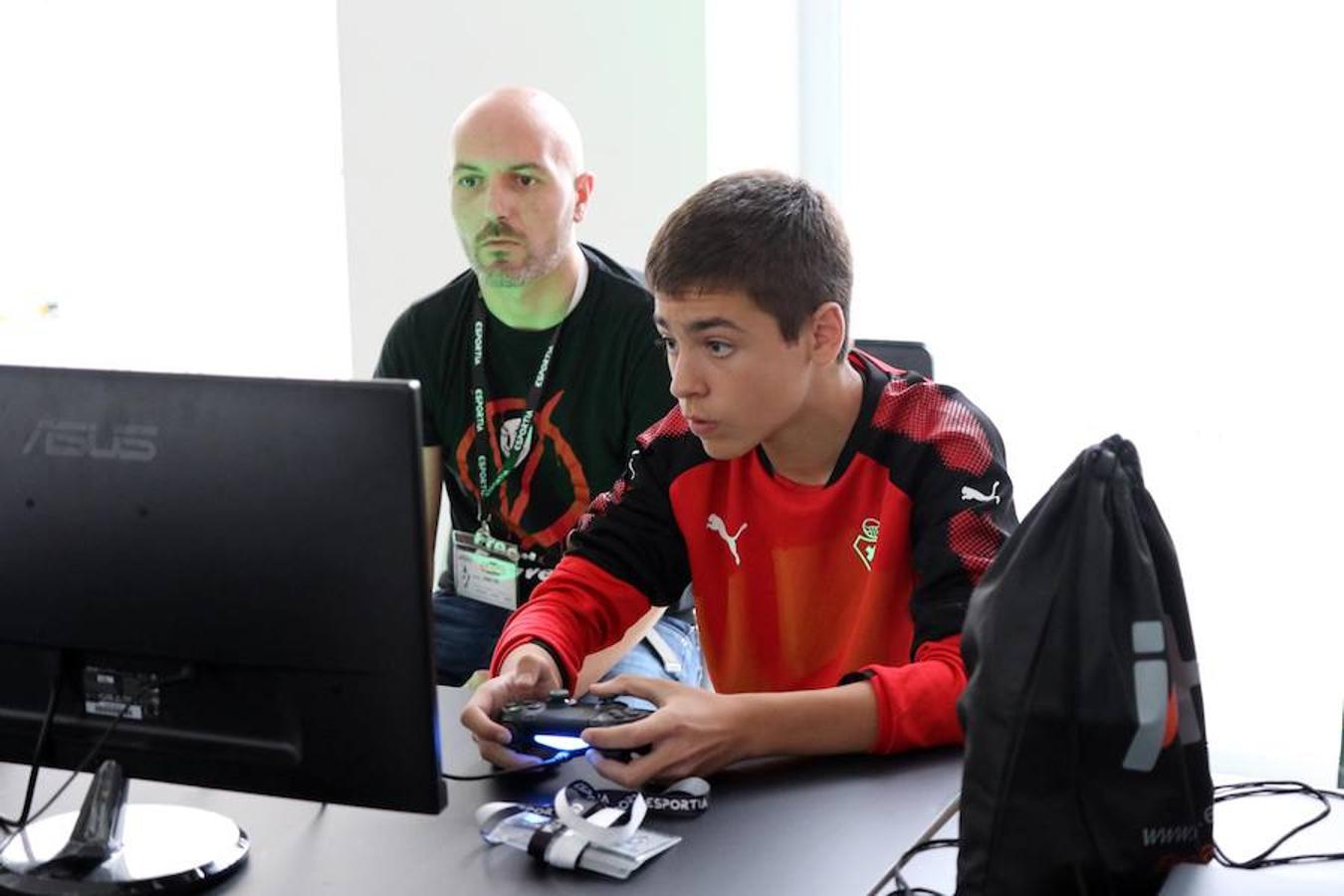 Los 'gamers' se han citado este viernes en Eibar para demostrar sus habilidades a los ojeadores del SD Eibar eSport. El club, que ya contaba con un equipo de eSport, ha decidido dar un salto de gigante y sumarse al panorama internacional de los videojuegos profesionales. Ahora necesitan completar su equipo con los mejores 'gamers' de la zona, motivo por el cual han organizado este 'Draft' en Ipurua.