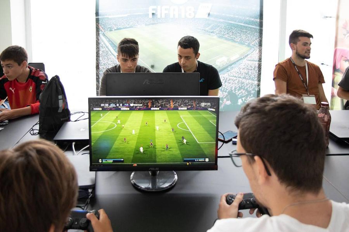 Los 'gamers' se han citado este viernes en Eibar para demostrar sus habilidades a los ojeadores del SD Eibar eSport. El club, que ya contaba con un equipo de eSport, ha decidido dar un salto de gigante y sumarse al panorama internacional de los videojuegos profesionales. Ahora necesitan completar su equipo con los mejores 'gamers' de la zona, motivo por el cual han organizado este 'Draft' en Ipurua.