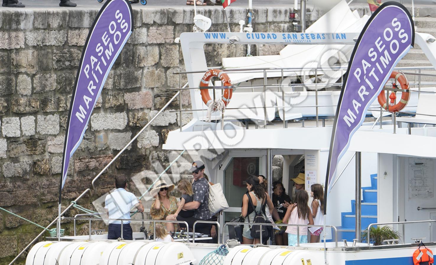 Las familias Hemsworth-Pataky y Damon-Barroso disfrutaron de un paseo en el Catamarán Ciudad San Sebastián 