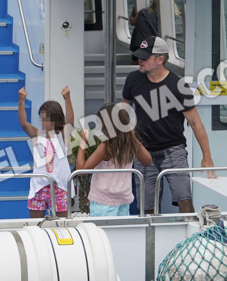 Las familias Hemsworth-Pataky y Damon-Barroso disfrutaron de un paseo en el Catamarán Ciudad San Sebastián 