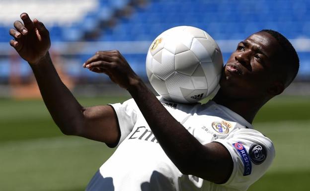 Vinícius controla el balón en su presentación. 