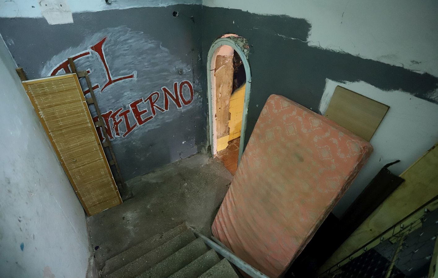 Aunque sea un espacio abandonado y degradado, cuenta con unas tres casas habitadas de forma legal mientras en el resto, unas siete, conviven personas sin contrato de alquiler o propiedad