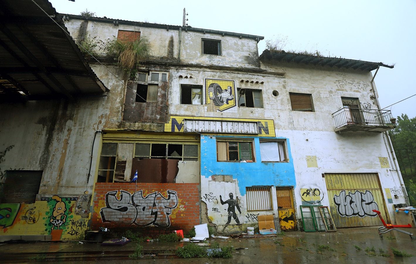 Aunque sea un espacio abandonado y degradado, cuenta con unas tres casas habitadas de forma legal mientras en el resto, unas siete, conviven personas sin contrato de alquiler o propiedad