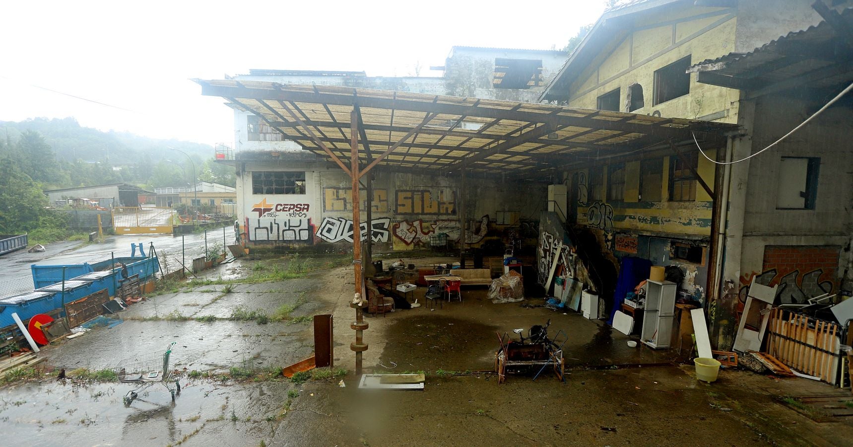 Aunque sea un espacio abandonado y degradado, cuenta con unas tres casas habitadas de forma legal mientras en el resto, unas siete, conviven personas sin contrato de alquiler o propiedad