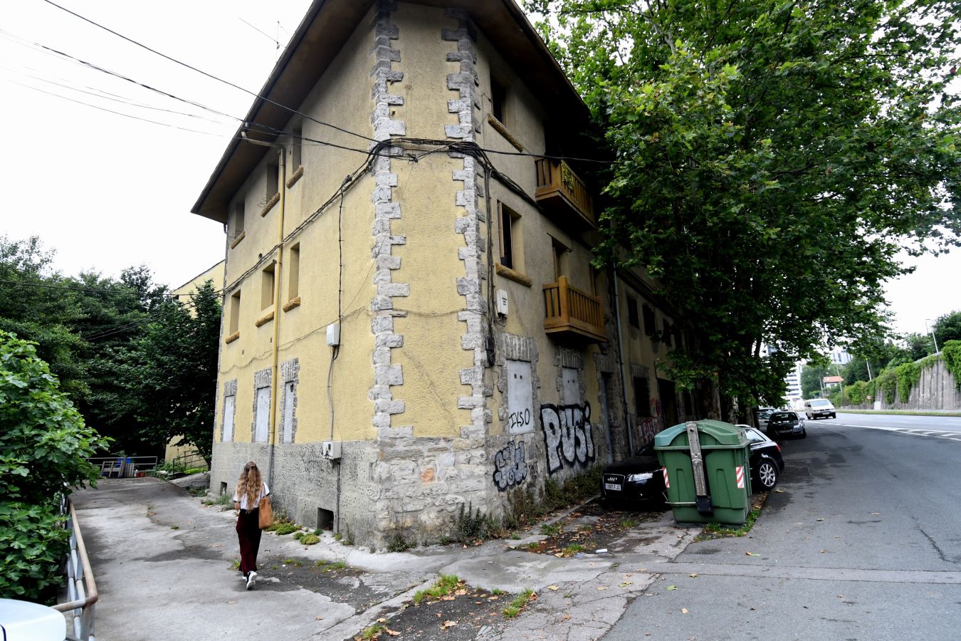 Aunque sea un espacio abandonado y degradado, cuenta con unas tres casas habitadas de forma legal mientras en el resto, unas siete, conviven personas sin contrato de alquiler o propiedad