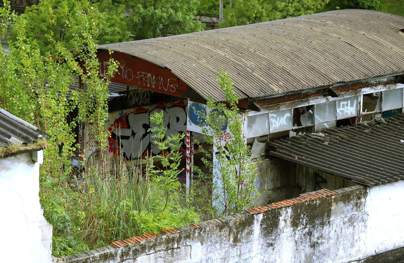 Aunque sea un espacio abandonado y degradado, cuenta con unas tres casas habitadas de forma legal mientras en el resto, unas siete, conviven personas sin contrato de alquiler o propiedad