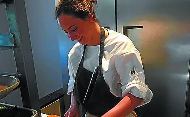 Estefanía Argenal, cocinando en el Restaurante Alinea de Chicago.