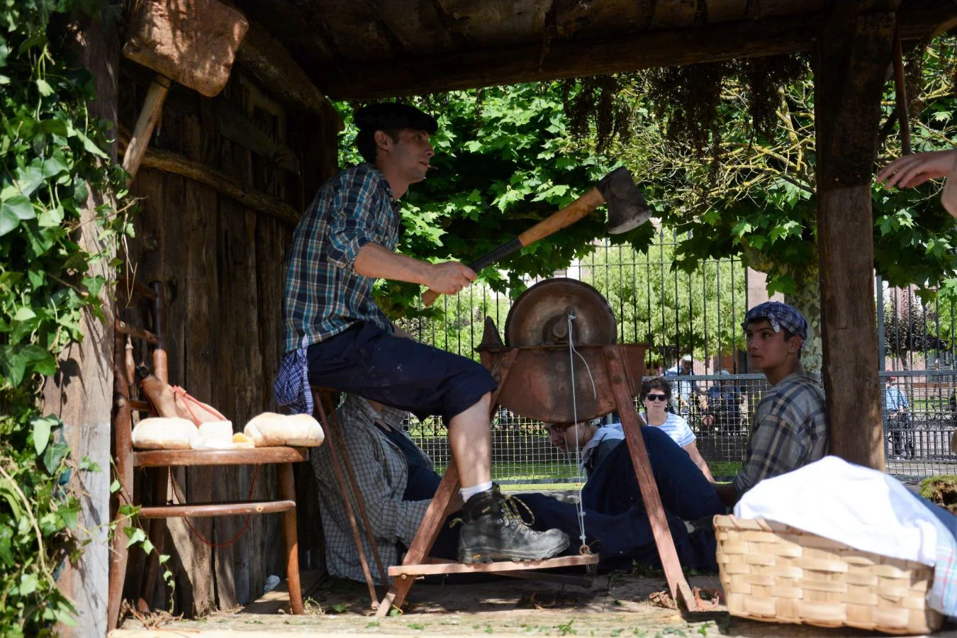 Hoy se ha celebrado en Elizondo la fiesta de unión de todos los vecinos del Valle de Baztan y al que han acudido miles de personas. Este año ha abierto el desfile 'Altsasuko gurasoak'. Las 15 carrozas han mostrado retazos de la Historia del Valle de Baztan y unas 1.500 personas han participado en la comida posterior al desfile.