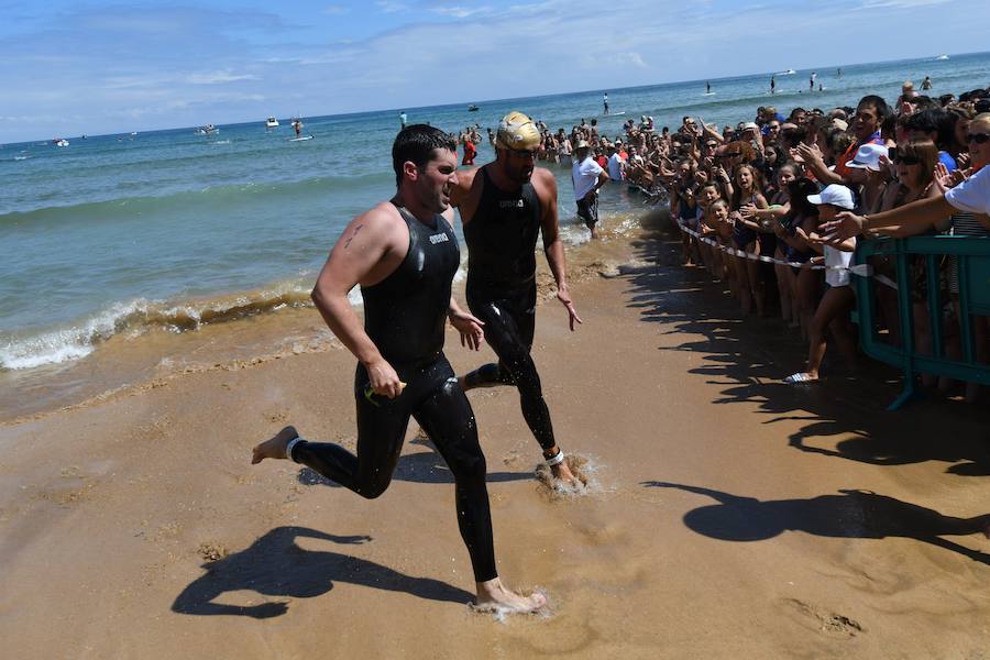 La 48 edición de la travesía, con record de participación de 3.000 nadadores en la salida, se ha convertido en la Behobia de las pruebas a nado.