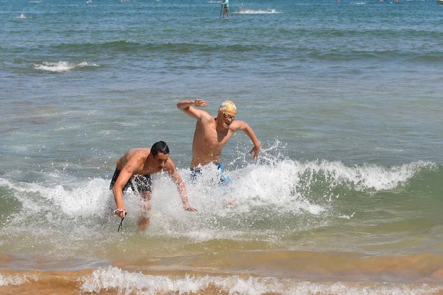 La 48 edición de la travesía, con record de participación de 3.000 nadadores en la salida, se ha convertido en la Behobia de las pruebas a nado.