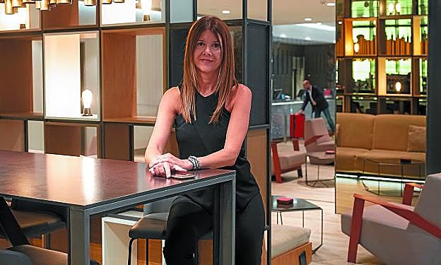 Cuque Illa, directora del NH San Sebastián Aránzazu, posa en la cafetería de la planta baja del hotel.