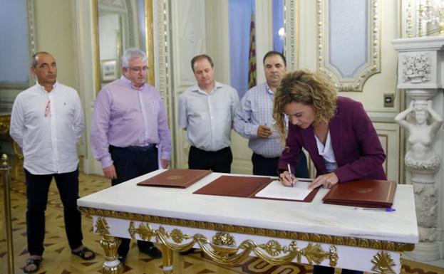 La ministra de Política Territorial, Meritxell Batet, durante el encuentro con los sindicatos representativos en la mesa de la Administración General del Estado.