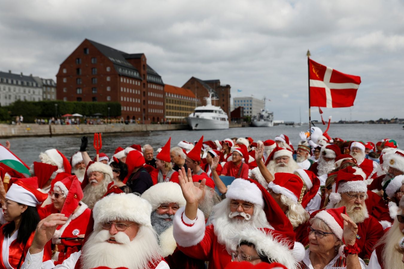 Este domingo se ha celebrado la 61ª conferencia anual de Papá Noel en Copenhague. Más de 150 Santa Claus se reunieron ayer en Dinamarca