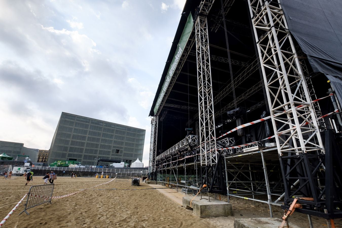 Ya están levantadas y casi preparadas todas las infraestructuras del Jazzaldia, y especialmente la del gran Escenario Verde de la playa de la Zurriola, donde mañana a las 21.00 horas actuará el maestro de la salsa Rubén Blades