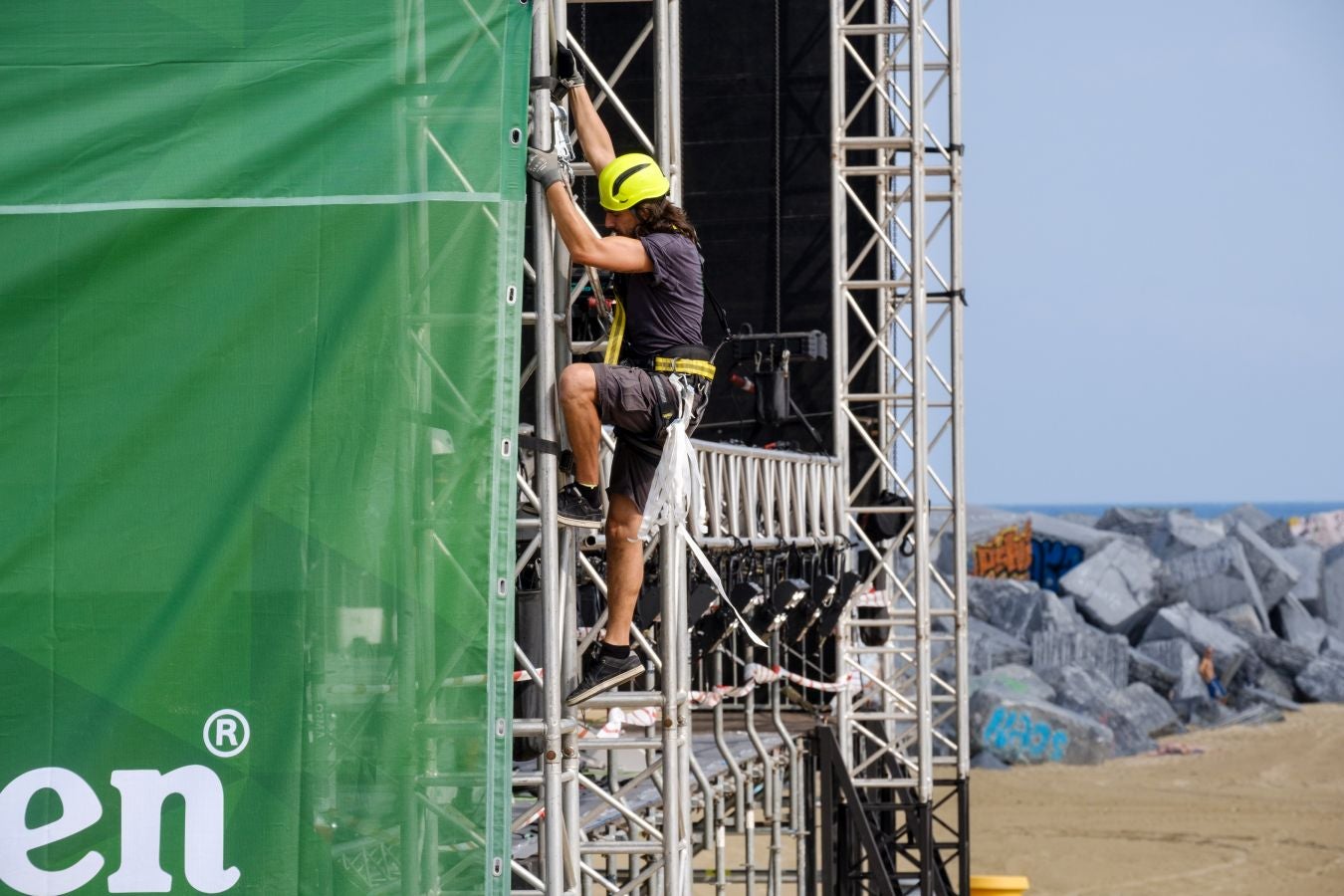 Ya están levantadas y casi preparadas todas las infraestructuras del Jazzaldia, y especialmente la del gran Escenario Verde de la playa de la Zurriola, donde mañana a las 21.00 horas actuará el maestro de la salsa Rubén Blades