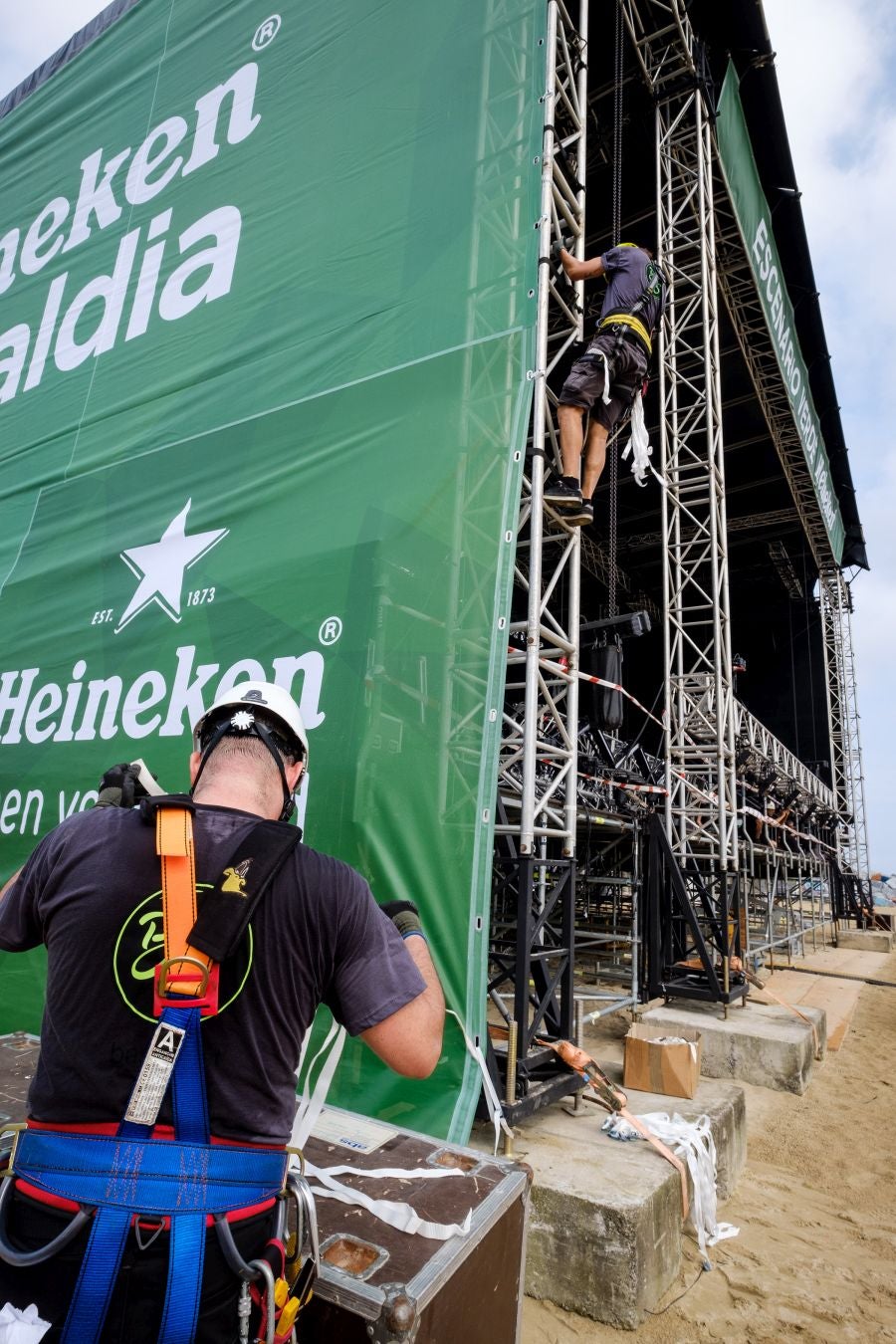 Ya están levantadas y casi preparadas todas las infraestructuras del Jazzaldia, y especialmente la del gran Escenario Verde de la playa de la Zurriola, donde mañana a las 21.00 horas actuará el maestro de la salsa Rubén Blades