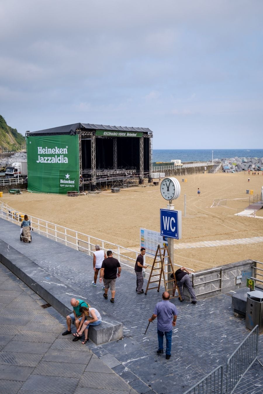 Ya están levantadas y casi preparadas todas las infraestructuras del Jazzaldia, y especialmente la del gran Escenario Verde de la playa de la Zurriola, donde mañana a las 21.00 horas actuará el maestro de la salsa Rubén Blades