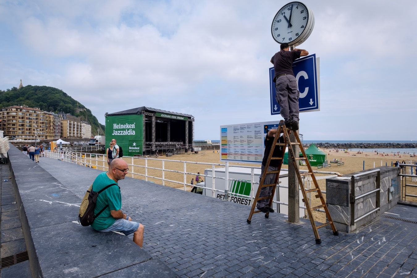 Ya están levantadas y casi preparadas todas las infraestructuras del Jazzaldia, y especialmente la del gran Escenario Verde de la playa de la Zurriola, donde mañana a las 21.00 horas actuará el maestro de la salsa Rubén Blades