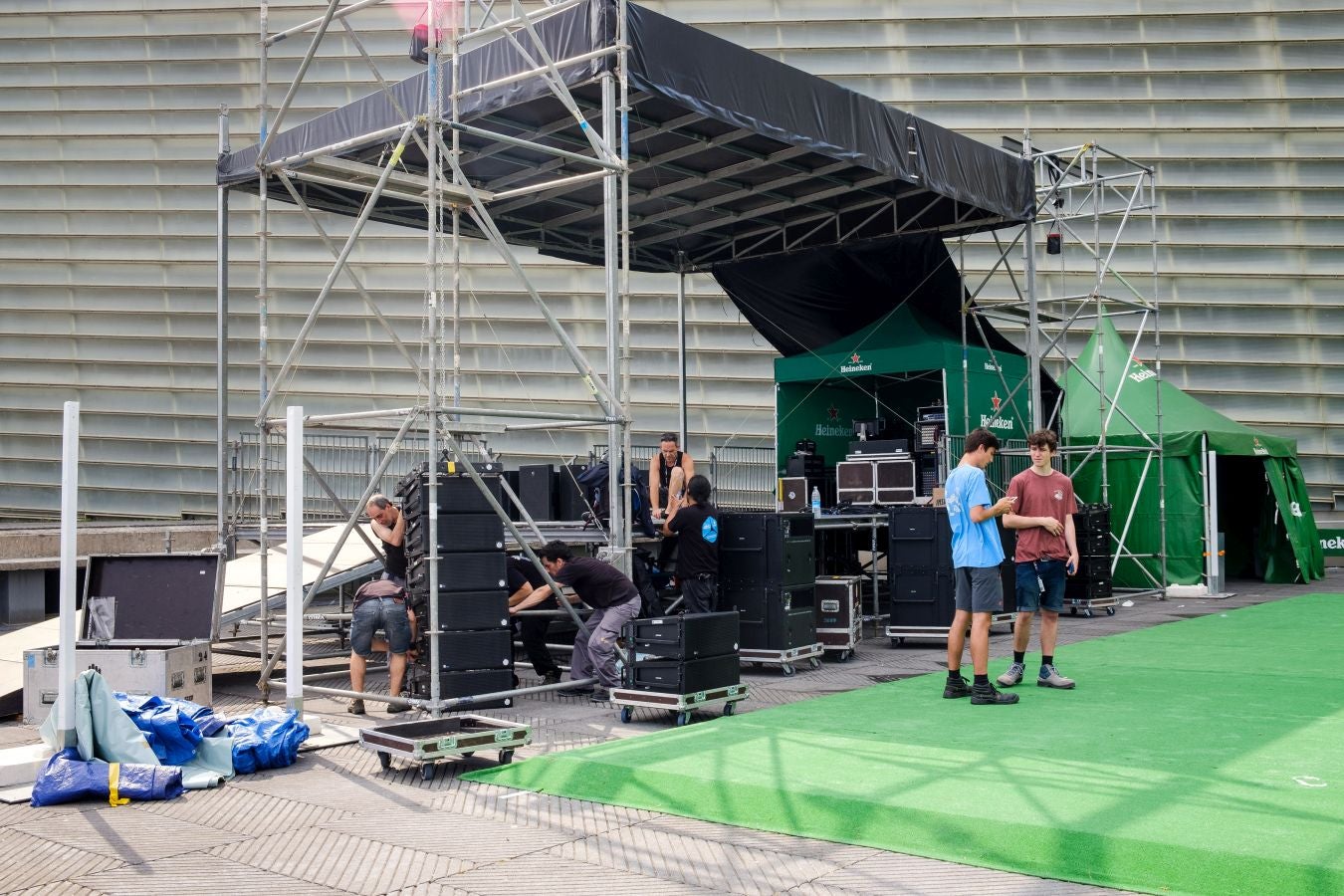 Ya están levantadas y casi preparadas todas las infraestructuras del Jazzaldia, y especialmente la del gran Escenario Verde de la playa de la Zurriola, donde mañana a las 21.00 horas actuará el maestro de la salsa Rubén Blades