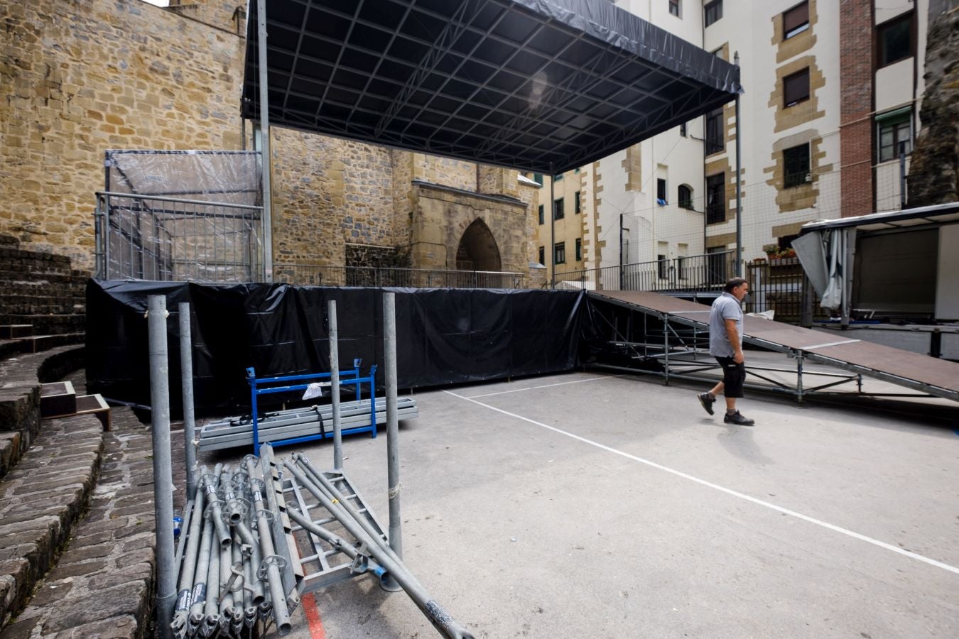 Ya están levantadas y casi preparadas todas las infraestructuras del Jazzaldia, y especialmente la del gran Escenario Verde de la playa de la Zurriola, donde mañana a las 21.00 horas actuará el maestro de la salsa Rubén Blades