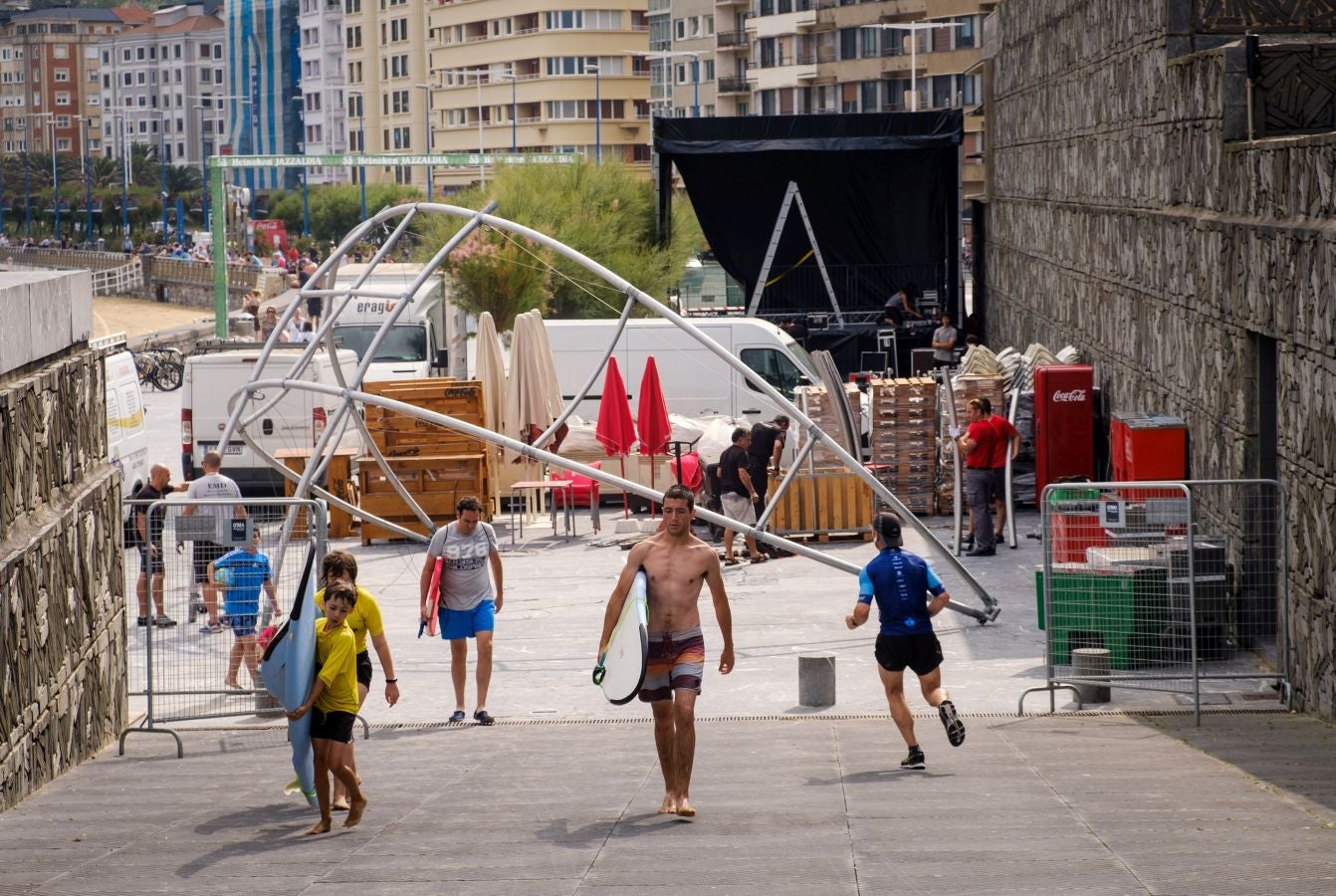 Ya están levantadas y casi preparadas todas las infraestructuras del Jazzaldia, y especialmente la del gran Escenario Verde de la playa de la Zurriola, donde mañana a las 21.00 horas actuará el maestro de la salsa Rubén Blades