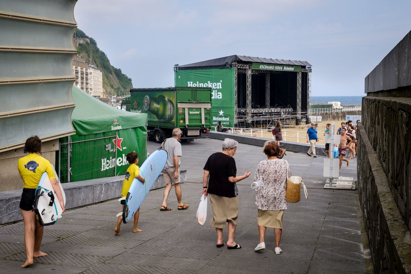 Ya están levantadas y casi preparadas todas las infraestructuras del Jazzaldia, y especialmente la del gran Escenario Verde de la playa de la Zurriola, donde mañana a las 21.00 horas actuará el maestro de la salsa Rubén Blades