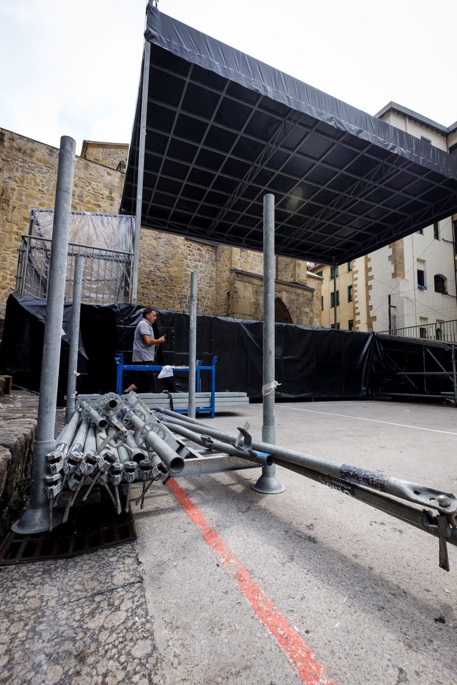 Ya están levantadas y casi preparadas todas las infraestructuras del Jazzaldia, y especialmente la del gran Escenario Verde de la playa de la Zurriola, donde mañana a las 21.00 horas actuará el maestro de la salsa Rubén Blades