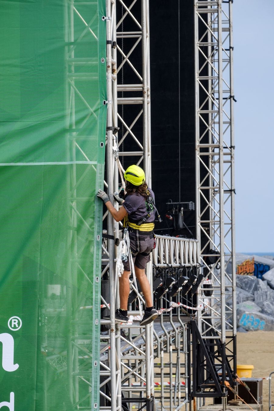 Ya están levantadas y casi preparadas todas las infraestructuras del Jazzaldia, y especialmente la del gran Escenario Verde de la playa de la Zurriola, donde mañana a las 21.00 horas actuará el maestro de la salsa Rubén Blades